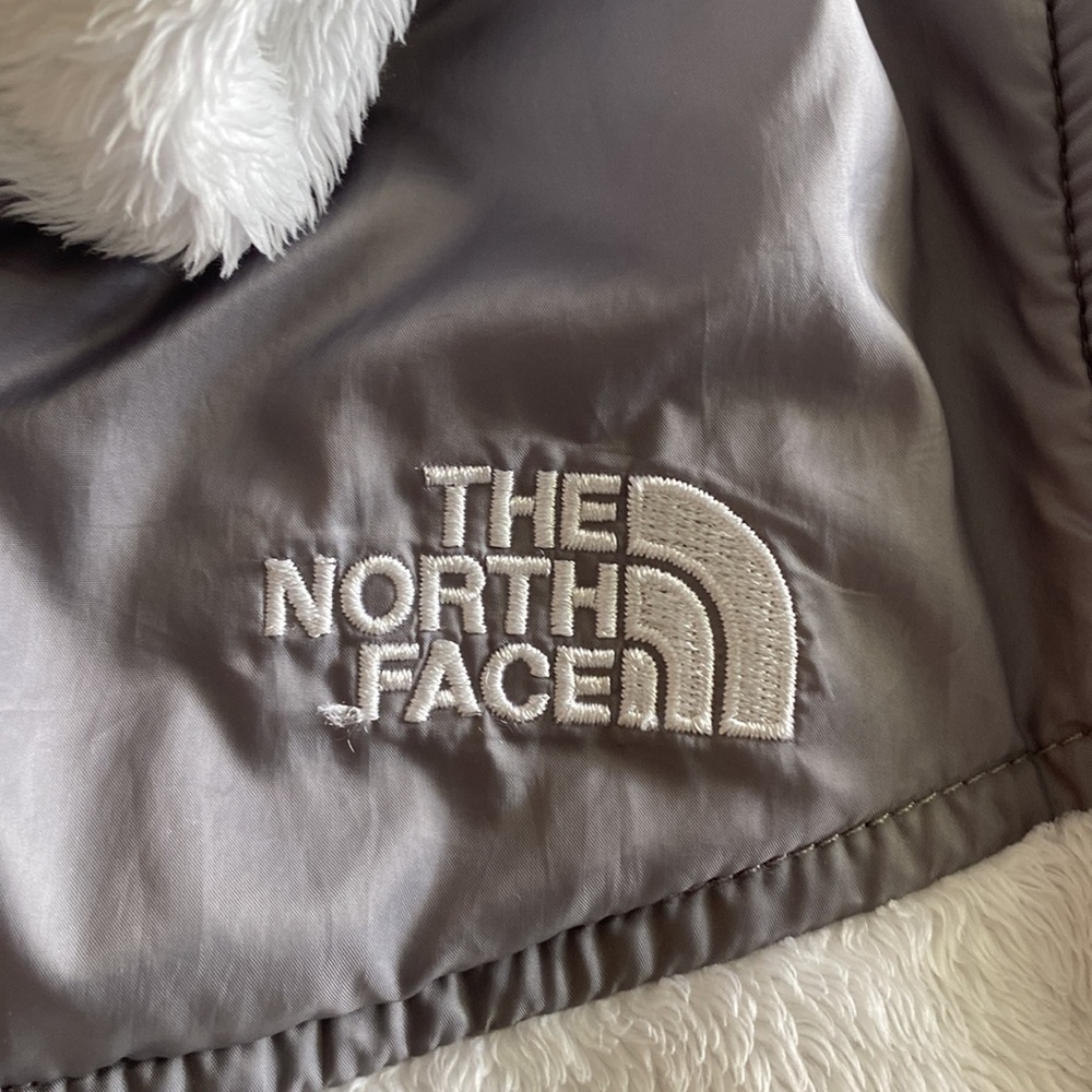 The North Face Girls White/Grey Jacket - Picture 4 of 10